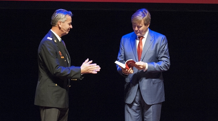 Koning neemt eerste boek 'Verhalen van de Brandweer' in ontvangst