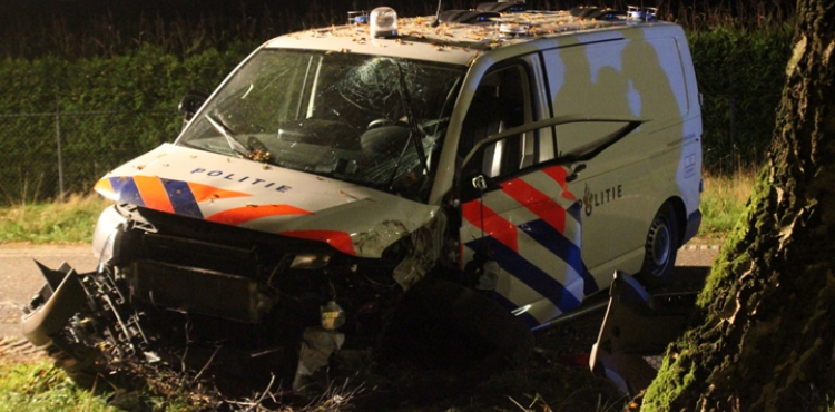 Politiebus crasht tijdens spoedrit in Limburg