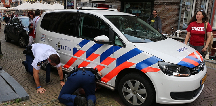 Politie rijdt zich vast op poller in Delft