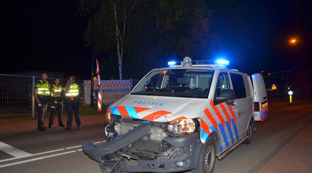 Politiebus botst met trein tijdens achtervolging in Doetinchem