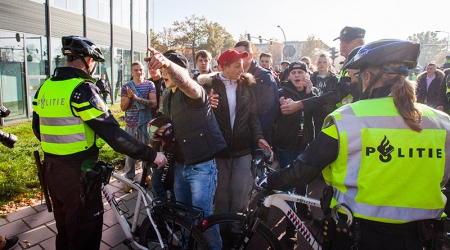 Politie grijpt in bij demonstratie tegen AZC in Enschede