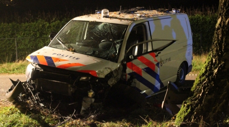 Politiebus crasht tijdens spoedrit in Limburg