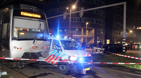 Politiebus ramt metro in Rotterdam
