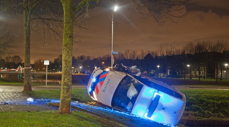 Politieauto crasht tijdens achtervolging in Hoofddorp
