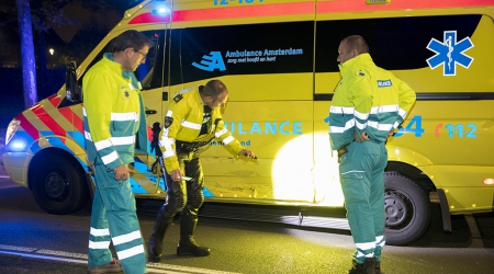 Automobilist botst tegen met spoed rijdende ambulance