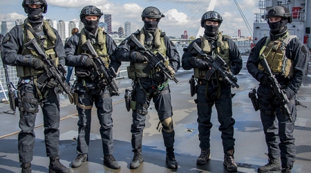 Speciale eenheden oefenen in Rotterdamse haven