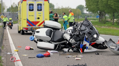 Motoragente gewond bij ongeval tijdens spoedrit in Alblasserdam