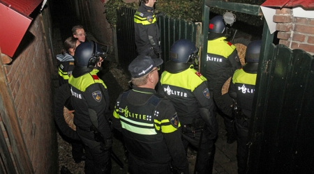 Politie lost schot en agent raakt gewond in Papendrecht