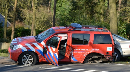 OVD brandweer betrokken bij aanrijding onderweg naar ongeval
