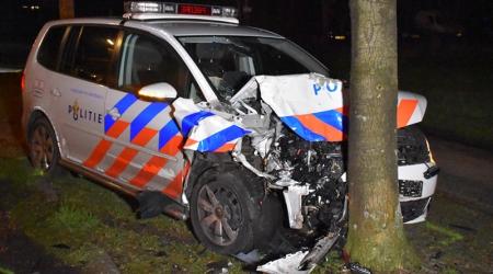 Politiewagen raakt van de weg in het Drentse Valthermond