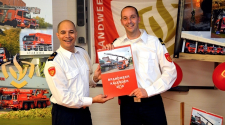 Brandweerman presenteert Brandweerkalender 2016