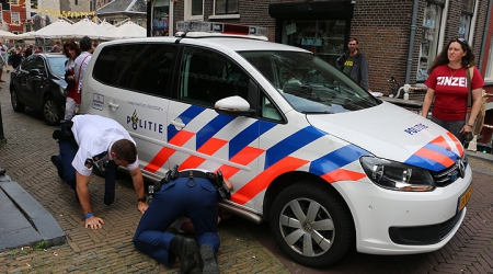 Politie rijdt zich vast op poller in Delft