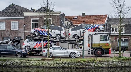 Vrachtwagen met politieauto's rijdt zich vast in Weesp