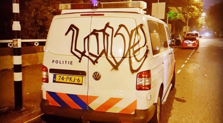 Vandalen spuiten graffiti op politiewagen tijdens incident