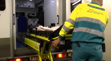Ambulancepost in Uithuizen test nieuwe brancard 