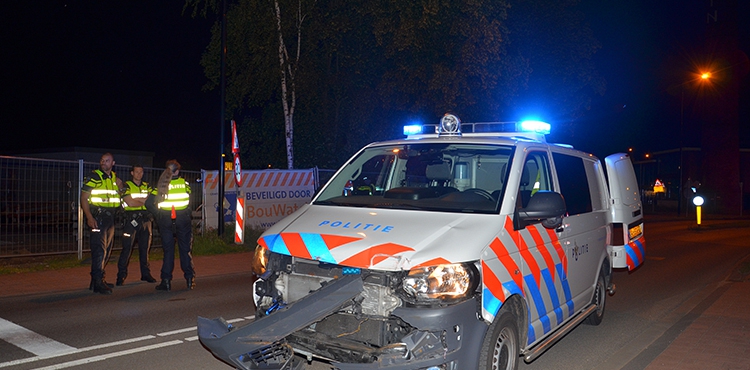 Politiebus botst met trein tijdens achtervolging in Doetinchem