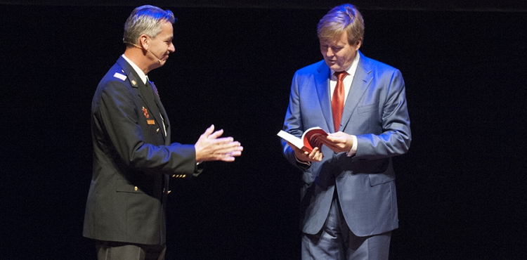 Koning neemt eerste boek 'Verhalen van de Brandweer' in ontvangst
