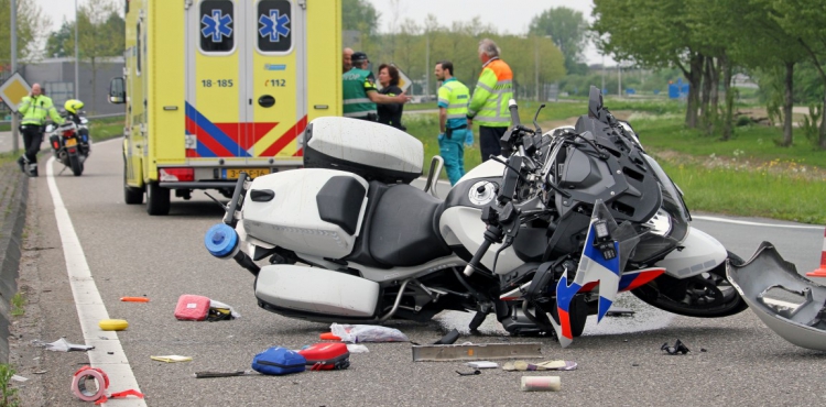 Motoragente gewond bij ongeval tijdens spoedrit in Alblasserdam